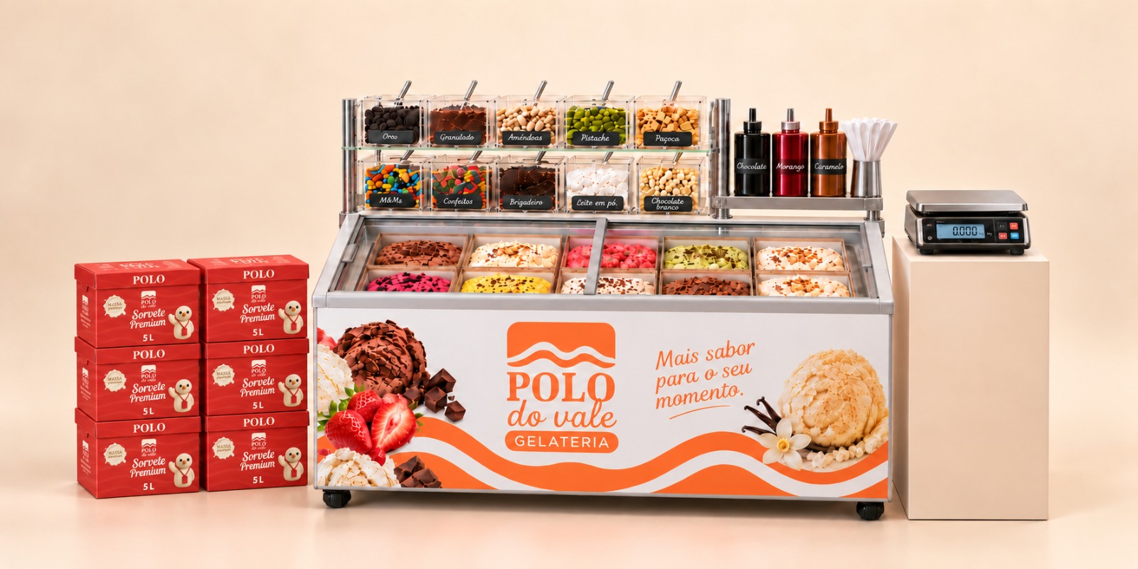 Freezer expositor Polo do Vale com caixas de sorvete e potes de coberturas